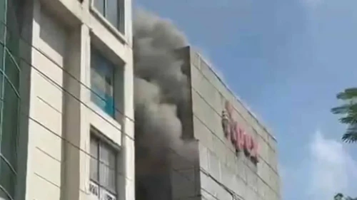 ধানমন্ডি ২৭ নম্বরে এপেক্স শোরুমে আগুন